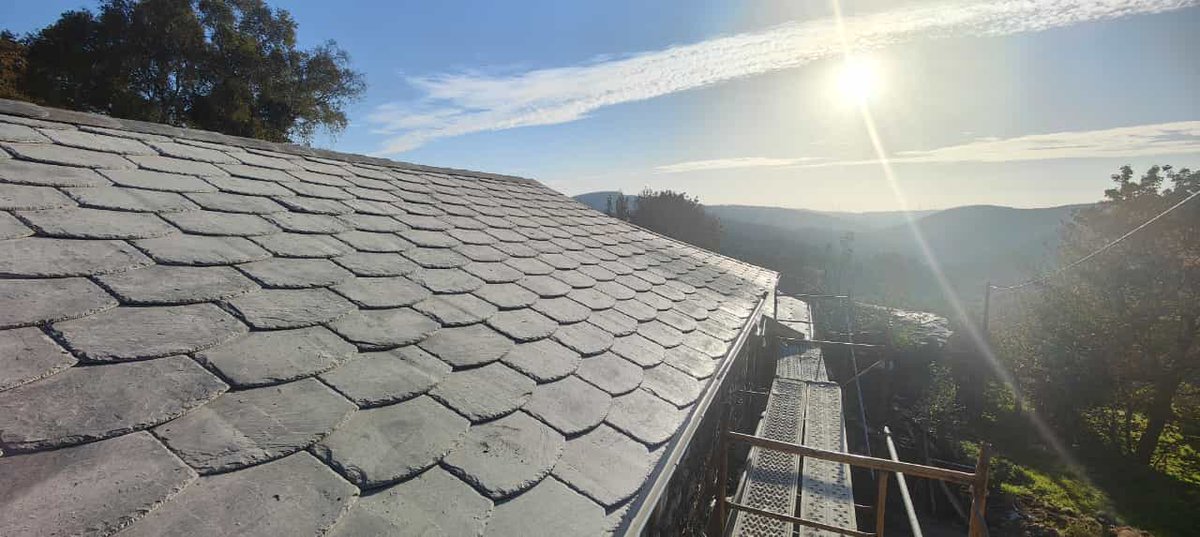 _CUFA_'s tweet image. #PIZARRA// ☀️ Un buen día hoy desde As Pontes, La #Coruña con pizarra de gran formato en esta cubierta rústica. 

⛏️ Colocación de pizarra en cubiertas y fachadas. Pide un presupuesto sin compromiso. 
👷‍♀️👷‍♂️📞 988320844 - 606423219

#cubiertas #tejados #cubiertarústica #tejado