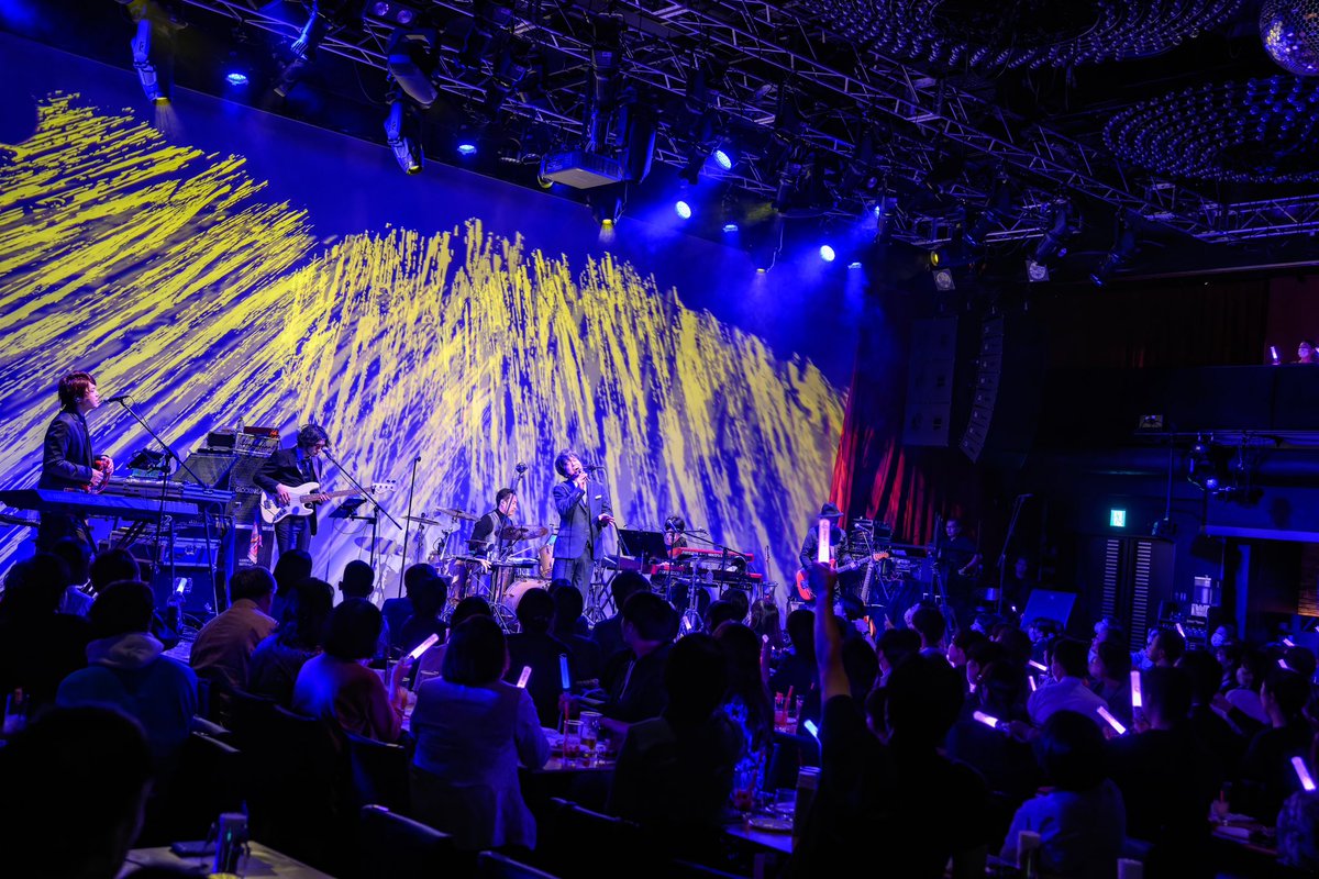 billboardlive_y's tweet photo. 【Live Photo】先日開催された『FIELD OF VIEW』公演のライブ写真が到着📸「突然」「DAN DAN 心魅かれてく」など、デビューから28年の月日を経てもなお色褪せない珠玉の楽曲群を惜しみなく披露した、プレミアムなステージとなりました。
#billboardliveyokohama #fovbbl @field_0f_view https://t.co/XkNKC94bf3