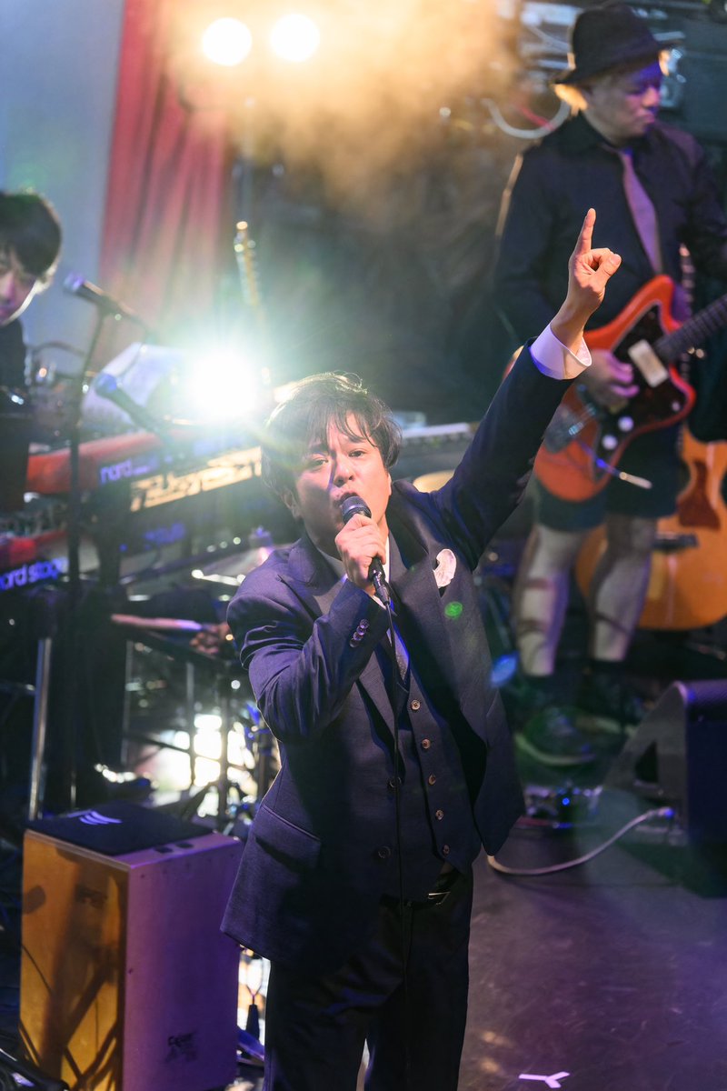 billboardlive_y's tweet photo. 【Live Photo】先日開催された『FIELD OF VIEW』公演のライブ写真が到着📸「突然」「DAN DAN 心魅かれてく」など、デビューから28年の月日を経てもなお色褪せない珠玉の楽曲群を惜しみなく披露した、プレミアムなステージとなりました。
#billboardliveyokohama #fovbbl @field_0f_view https://t.co/XkNKC94bf3
