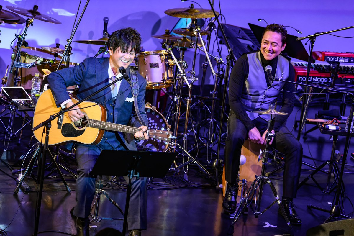 billboardlive_y's tweet photo. 【Live Photo】先日開催された『FIELD OF VIEW』公演のライブ写真が到着📸「突然」「DAN DAN 心魅かれてく」など、デビューから28年の月日を経てもなお色褪せない珠玉の楽曲群を惜しみなく披露した、プレミアムなステージとなりました。
#billboardliveyokohama #fovbbl @field_0f_view https://t.co/XkNKC94bf3