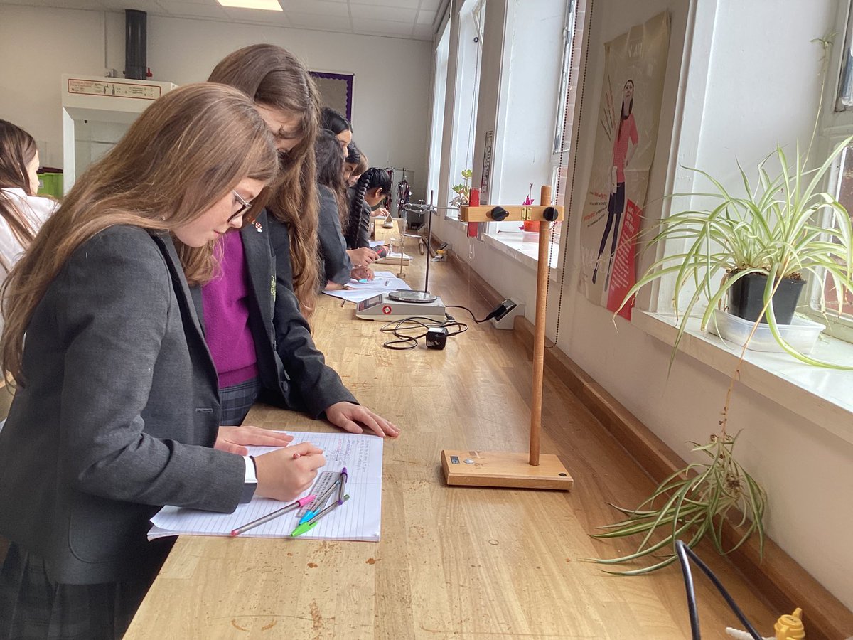 BGSSmartScience's tweet photo. #BGSYear8 investigating forces #BGSScience #BGSInquirers https://t.co/IHESQEtR8X