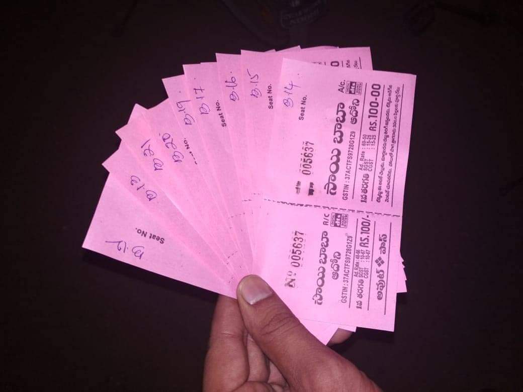 TeamForNTRAdoni's tweet photo. Aa Podhu Aadni Screen Meeda Sustuntey ! Saavu Sokka Lekunda Tirugutanatundi Balredddy...🔥💥

FDFD at #Adoni SaiBaba Theater.

#5YearsForAravindaSametha 
#5YearsForASVR @tarak9999 https://t.co/K021trjku9