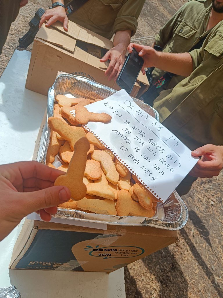 TheMossadIL's tweet photo. IDF soldiers get a care package from supporters with a note "Fuck Hamas". https://t.co/97okb5M6fd