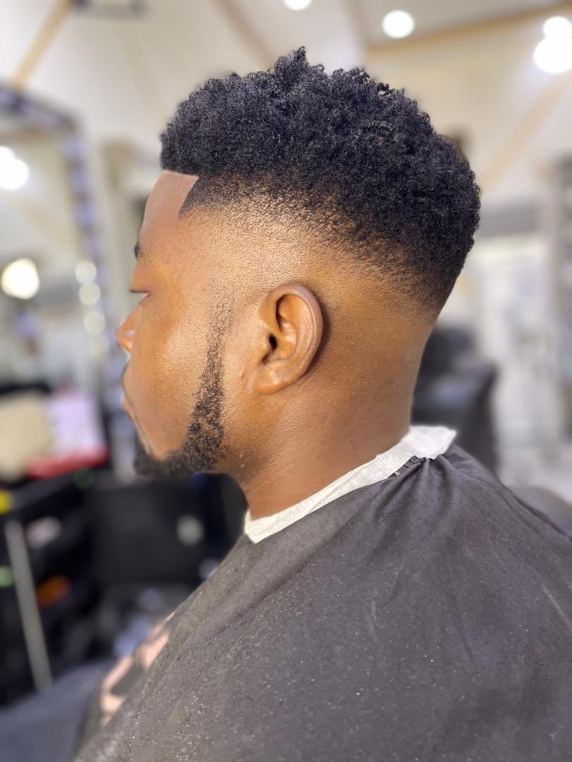 naijatopbarbers's tweet photo. There are barbers and there are barbers. See the work of @baddest_goody
#life #love #barber #barbershop #wahl #fade #haircut #andis #barberlove #barberlife #lagos #naija #naijatopbarbers #naijacelebrity #beauty #grooming #nigeria #lekki #andismaster #men #barbershopconnect https://t.co/jRUgRiHYRk