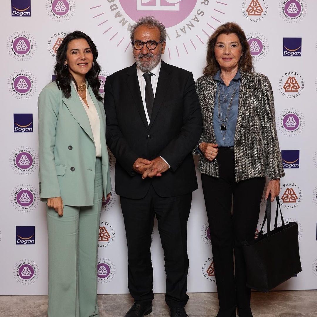 effectburson's tweet photo. Baksı Kültür Sanat Vakfı’nın Doğan Holding ana sponsorluğunda düzenlediği “Anadolu Ödülleri” sahiplerini buldu.

Bu yılın teması “Söz Kadında” olan ödül töreninde, Anadolu’nun kültürel zenginliğini kucaklayan ve dönüştüren 6 kadın sanatçıya ödülleri takdim edildi. https://t.co/WovXgaXLgH