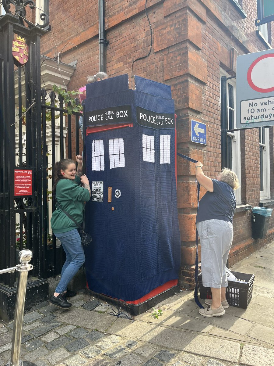 This is so exciting!! A Doctor Who themed yarnbomb takeover of <a href="/MedwayArtBox/">MedwayArtBox</a> in underway - organised, created and crocheted by the fabulous Unravel &amp; Unwind (based in Gillingham). Blown away by all their hard work 🧶 <a href="/bbcdoctorwho/">Doctor Who</a> #Rochester #creativemedway #tardis
