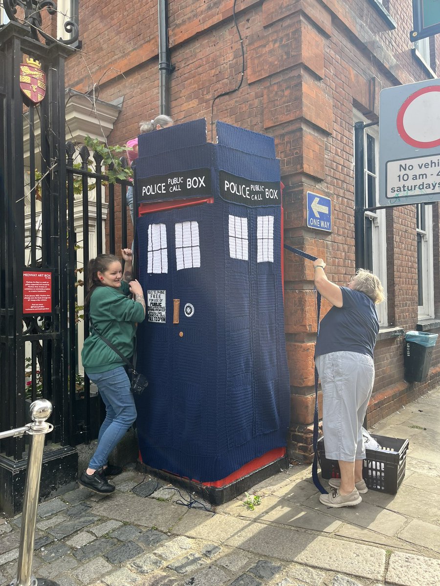 This is so exciting!! A Doctor Who themed yarnbomb takeover of @MedwayArtBox in underway - organised, created and crocheted by the fabulous Unravel & Unwind (based in Gillingham). Blown away by all their hard work 🧶 @bbcdoctorwho #Rochester #creativemedway #tardis