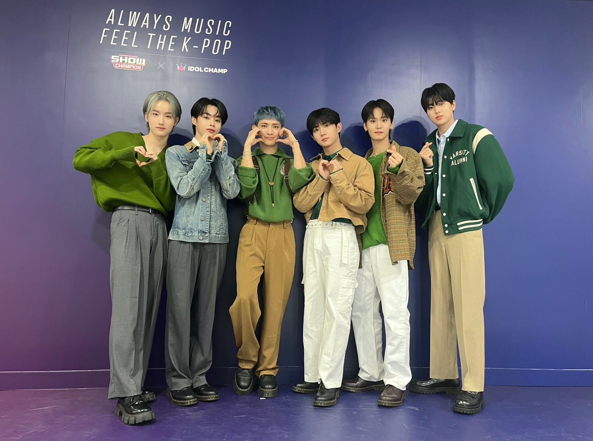 TPST__official's tweet photo. [📸TEMPIC]

23.10.11 #쇼챔피언

템페스트가 올 가을 최강 청량 DIVE로 돌아왔다💙
그럼 다이브로 삼행시 해보겠습니다😎

다: 다짐했다 나 템페스트, 오늘부터 우리 iE들만 지키기로
이: 이 소린 마치
브: 브라타타~ 

눈부신 너에게 DIVE
턱 끝까지 숨이 차도 좋아🌊

#TEMPEST #템페스트
#폭풍속으로 #DIVE
#한빈 #형섭 #혁 #은찬
#LEW #화랑 #태래