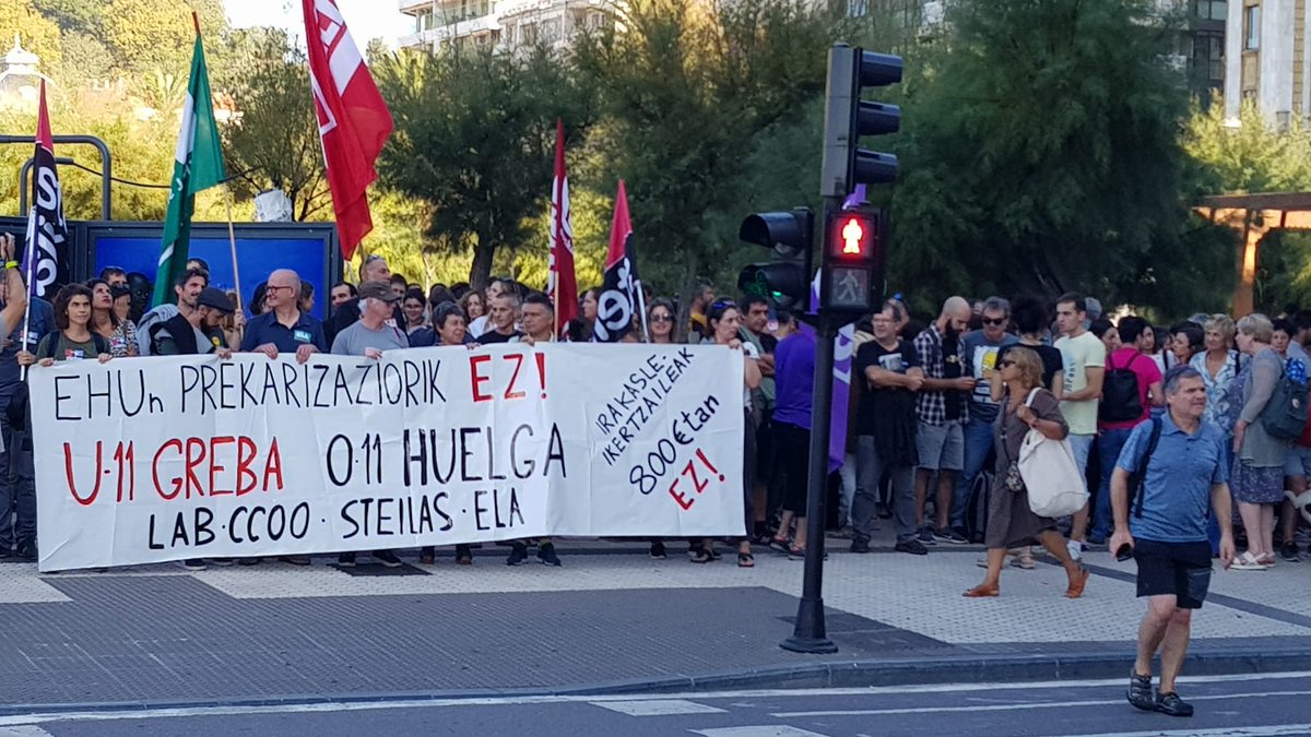 EHUPrekarioKoor's tweet photo. 📢📢📢

Gaurko @upvehu-ko greba historikoa izan da. Urteak ez zela gurean halako greba eta mobilizazio hain handirik. Apenas izan da klaserik, eta grebak izan duen jarraipena ia erabatekoa izan da. Une honetan ere jendetza ari da mobilizazioetan parte hartzen
#U11GrebaEHU https://t.co/siKl83sqnE