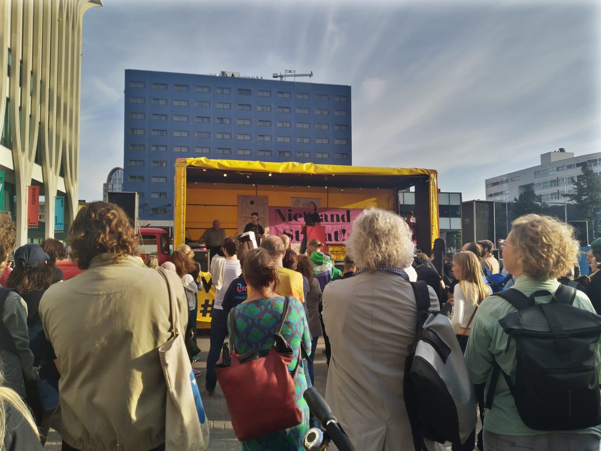 Gisteren, op wereld Daklozendag, heeft het JIT meegelopen tegen #dakloosheid. 
Wonen is een recht en geen gunst!!