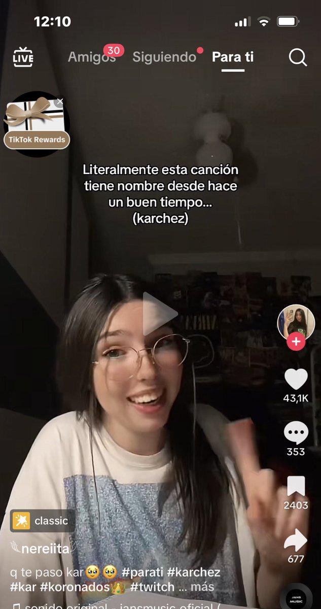 princesiita1331's tweet photo. Imagínate meterte en tiktok y ver todo el rato este tipo de videos con miles de likes diciéndote que “has cambiado” y molaba más “el de antes”. 

Las niñas de 15 años cuando descubren que una persona puede ver la vida de forma diferente o incluso verla igual pero cambiar su trayectoria o rendimiento en el ámbito profesional wow😱

Y que muchas veces no es que una persona cambie sino que tú lo percibes diferente por lo que dice la gente de él en internet. Y tú al tener 15/16 años y ser más influenciable lees 7 cosas en internet y te lo crees. Pero una cosa es creer y otra cosa es hacer este tipo de videos que van a donde van: a destruir el mental de alguien. Es repulsivo.

Le estáis cogiendo manía a una persona que, que yo sepa, no ha hecho nada grave. Distanciarte de gente no es algo grave ni un motivo para criticar a nadie, es una decisión personal. Excepto que  claro, tengas 15 años y tu mayor problema en la vida sea separarte de tus colegas y por eso lo percibas como una barbaridad. Supongo que en el recreo solo habláis de quién esta con quién y quién es amigo de quién.

Cuando crezcáis supongo que entenderéis que separarte de peña es algo de lo más común y cambiar de círculo también. Lo que no es común es que con 15 años dediques tu vida a hacer Tiktoks de x streamer para hacer daño en vez de salir un poco a la calle o estudiar un ratito.😀
