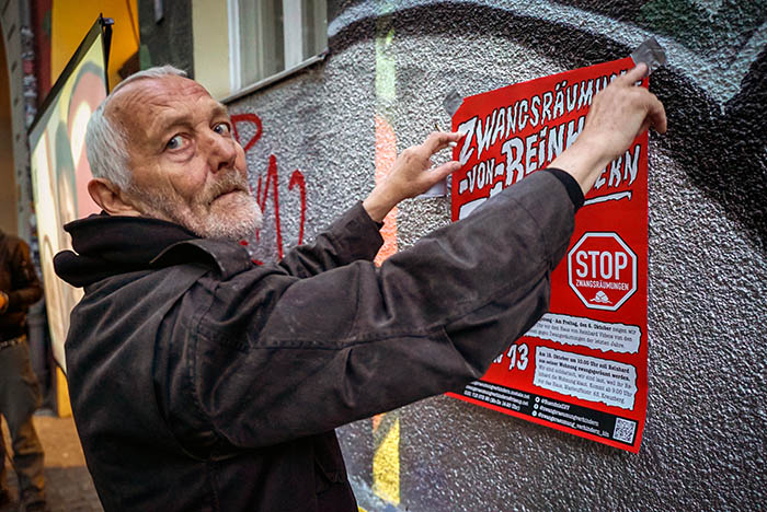 Am 13. Oktober soll Reinhard nach 40 Jahren Miete aus seiner  Wohnung geräumt werden. Er braucht unsere Unterstützung. Kommt alle ab 9.00 Uhr vor das Haus in der Manteuffelstr. 63 in Kreuzberg! 
umbruch-bildarchiv.org/zwangsraeumung…
#Zwangsräumung <a href="/BuendnisZRV/">Zwangsräumung Verhindern Berlin</a> <a href="/MietenwahnsinnB/">#Mietenwahnsinn-Bündnis</a>