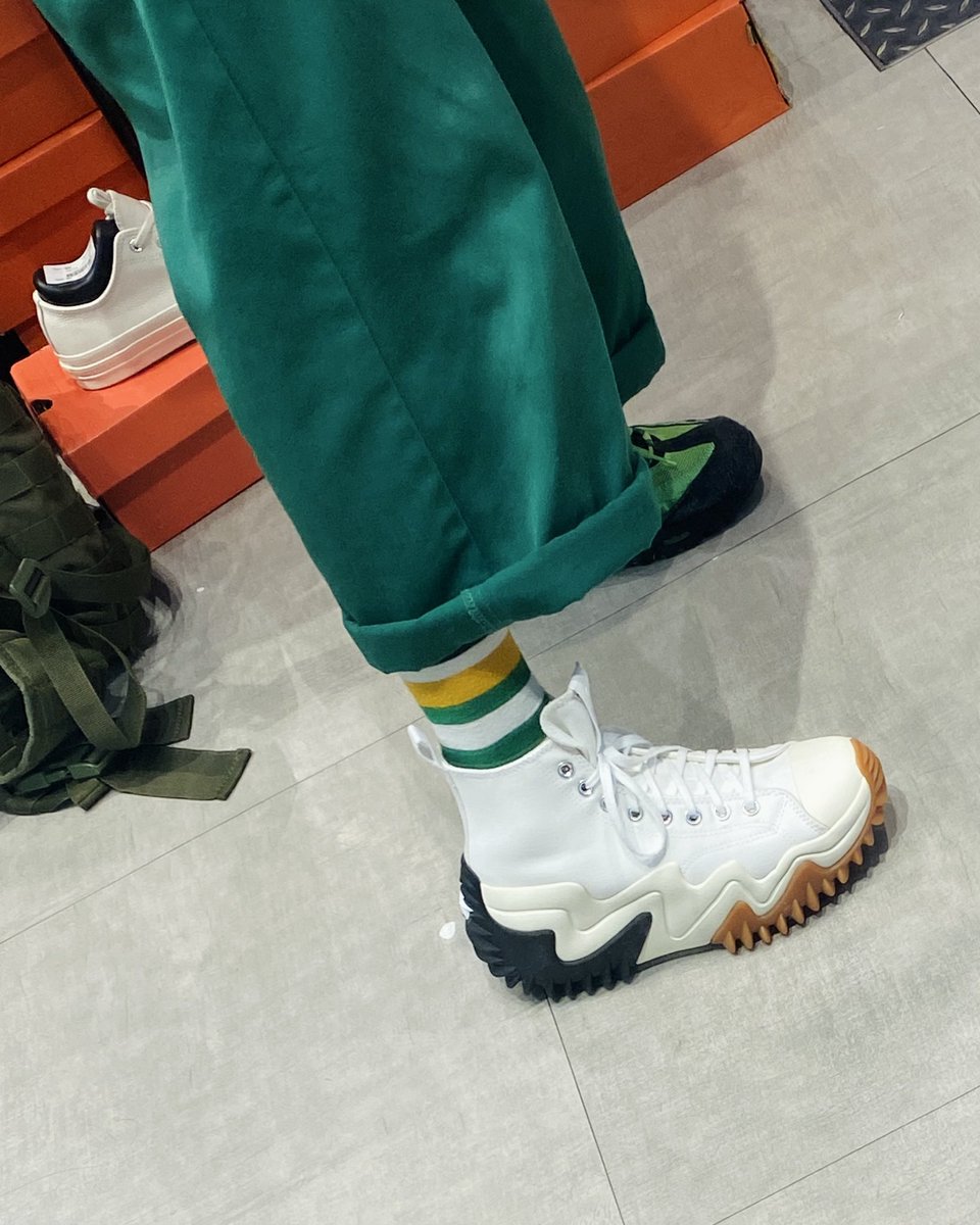 harikenjp's tweet photo. あとで通販か送っても���おうとも考えたのですが、諦めの悪い男なので飛行機出発時間まで2時間切っているのに最初の店舗へ🚕💨バッシュのようなお目当ての他に、微妙な違いで気になるモデルが色々あることに気づき焦る😹💦最新厚底ラインナップ素敵過ぎる👏🍀
#CONVERSE
#Chuck70ATCX
#RunStarMotion https://t.co/cwUr3NJu4C