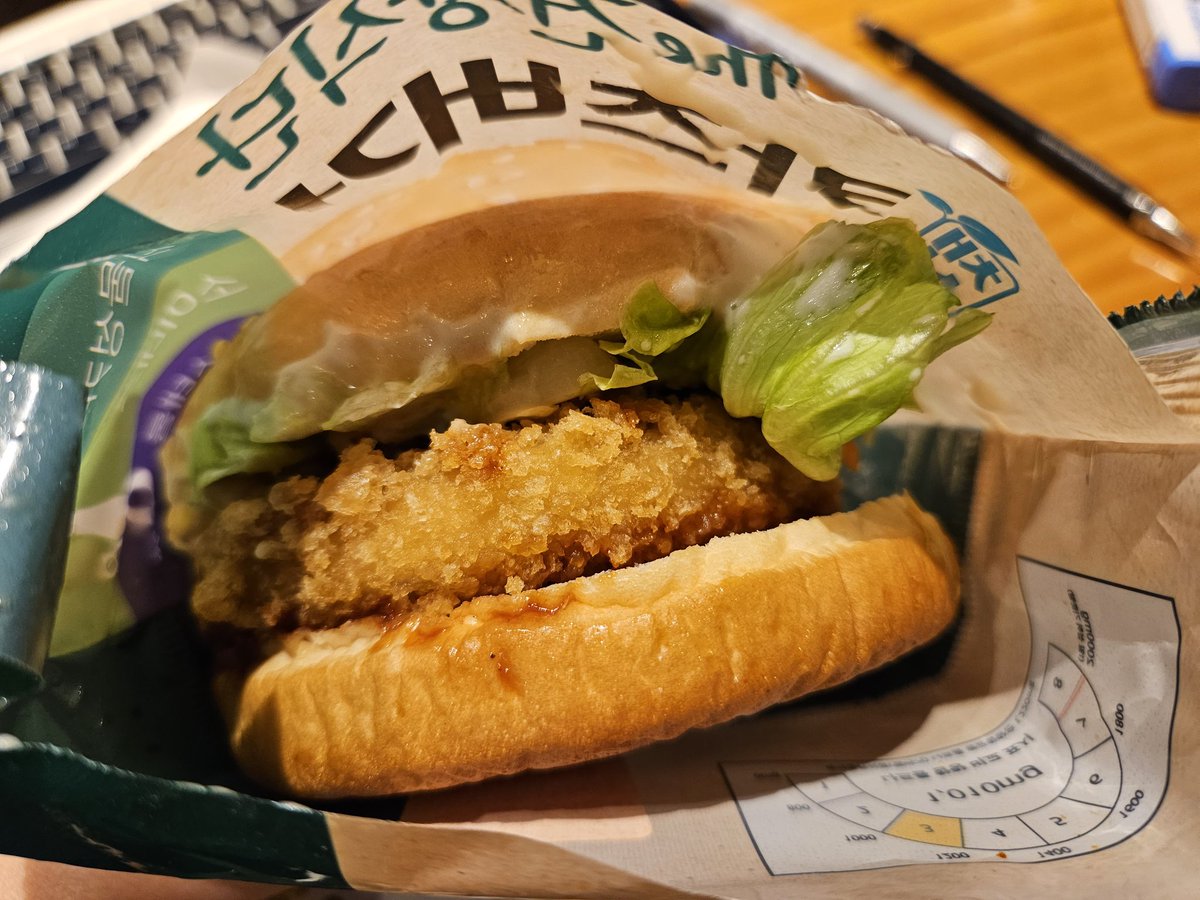 #나의비거니즘일기 얘들아 웬일이냐?? 이런 인플레 시대에 이렇게 괜찮은 비건 카츠버거라니.. 씨유 신상 비건카츠버거(3600). 개인적으로 편의점버거보다 좋은 퀄리티에 싼 가격이라  강추..... 일단 버거가 손에 꽉차게 쥐어져서 감동.