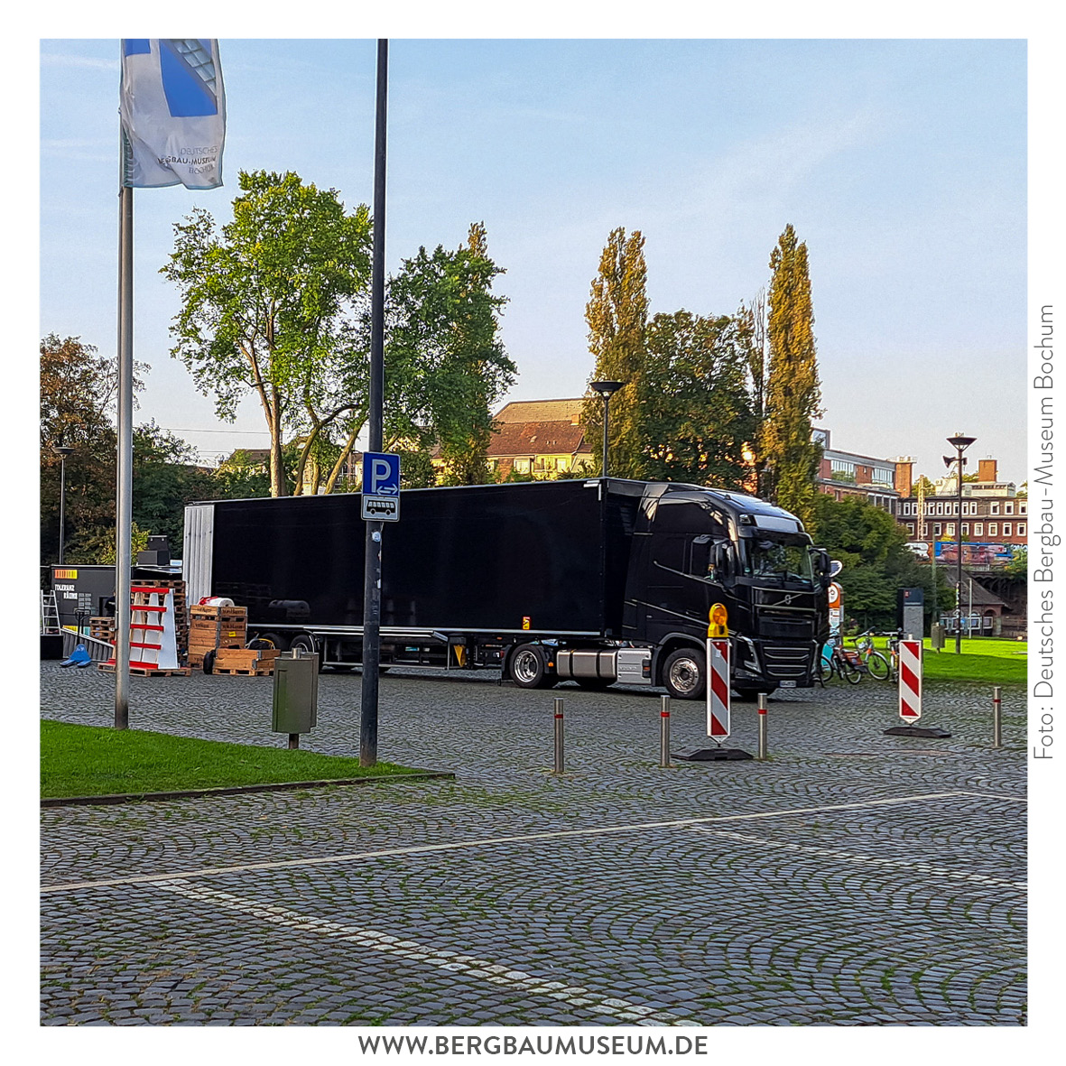 dbmbochum's tweet photo. Morgen starten die #ToleranzRäume auf dem #Europaplatz vor dem @dbmbochum. Heute haben wir schon mal einen Blick auf den Museumsvorplatz geworfen und beim Aufbau der #Ausstellung zugeschaut: https://t.co/ToIKuR3Yas
#DBMBo #bochum #hausdeswissens #Leibnizmuseen #bildung #respekt https://t.co/f0JCgIUkpe