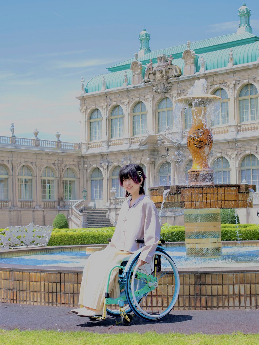 chihana_china's tweet image. 障がい者『らしく』って
良く聞くけど何だろう？

目立たずペコペコして
具合悪そうにしてなきゃダメかな？

オシャレしたい🎀
お出かけしたい⛲️
スポーツしたい🏊‍♀️
舞台に立ちたい🏟️

逆に健常者『らしく』って
なんだろう？

らしくに拘らない生き方は
ダメですか？

#障がい者
#健常者