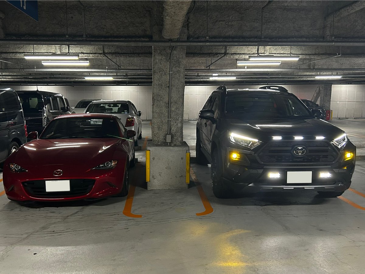 masamas40534926's tweet photo. 知り人のロードスターを偶然発見し無断撮影。
車高低く(これでも最近上げたらしい)て
カッコイイ。
でも、近所の子供に、
あの車、ニッコリしてる!と言われるそうです。確かに顔みたい。
#rav4 #offroadpackage #blackrhino #begoodrich https://t.co/4p75NZRFXY