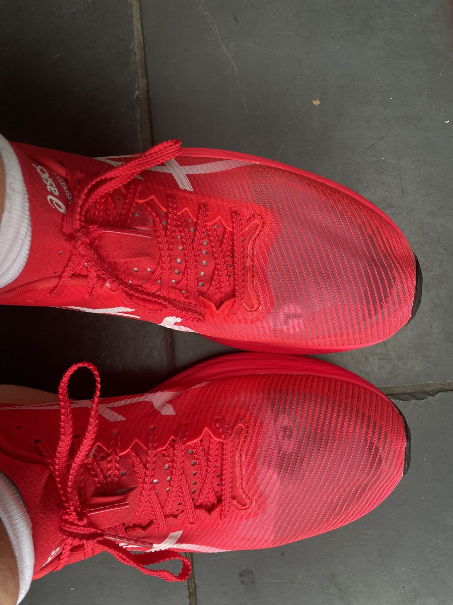 PaulTonkinson's tweet image. Carbon magic unlocked.
York marathon on Sunday
World record inevitable !!
#sub2