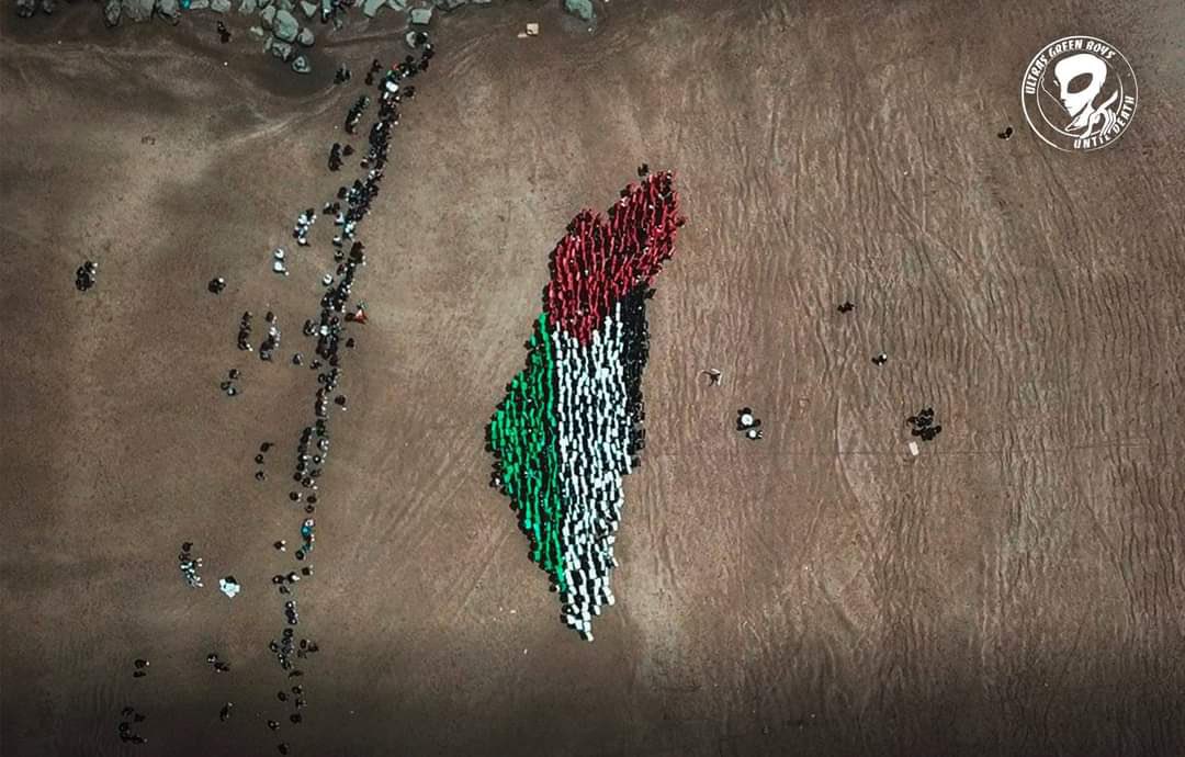 التراس #الرجاء تقف لرسم خريطة #فلسطين بشاطئ الدارالبيضاء.
La carte de la Palestine 🇵🇸 dressée à la plage de Casablanca par les Ultras du Raja Casablanca