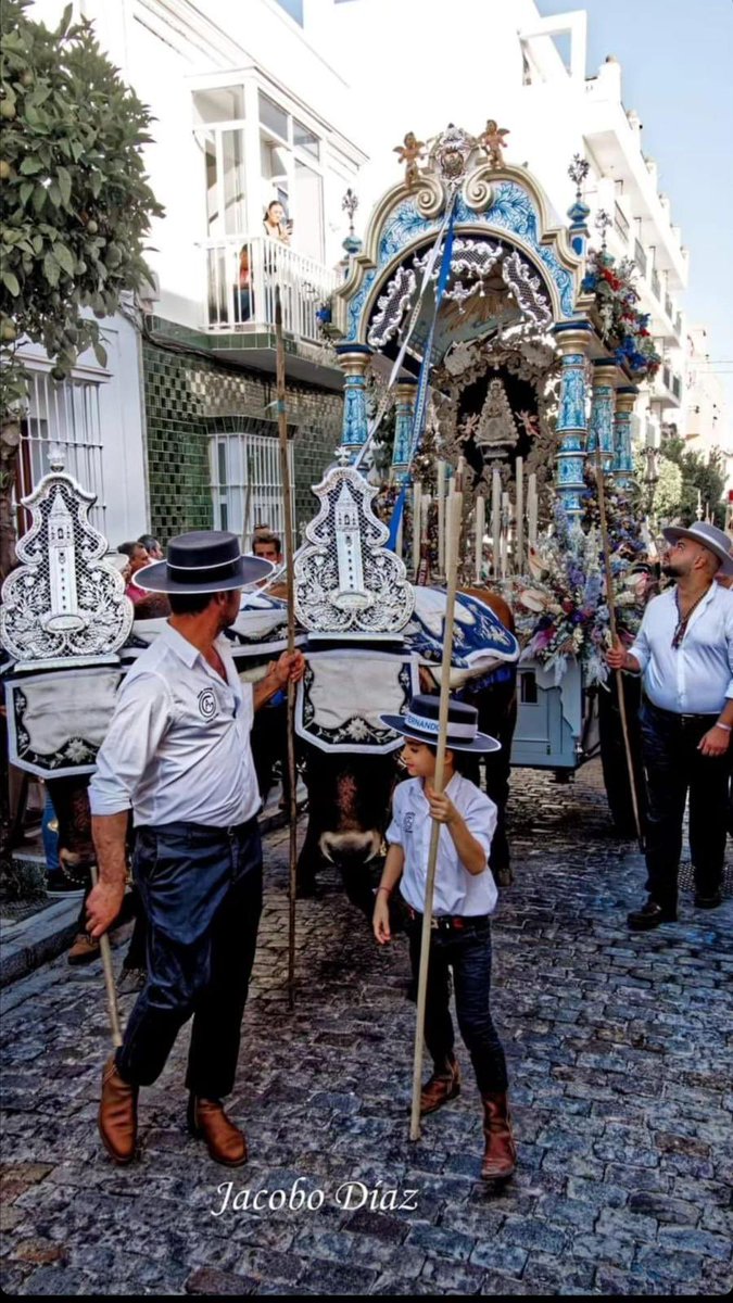 DE INTERÉS‼️ 
El pasado 30 de septiembre, los ropajes y frontiles de los bueyes de nuestra hermandad, se trasladaron a San Fernando para la procesión magna mariana. 
Dicha hermandad nos hizo llegar este precioso cuadro que desde aquí damos las gracias.
