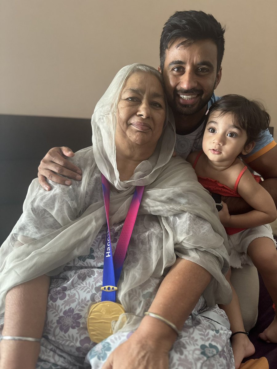 Big smile from me as I made them proud with the GOLD medal from Asian Games! Won’t be able to be here without my mum, brothers, @illisaddique and my lucky precious charm Jasmine - they are the true golden one for all their sacrifices and will keep making them prideful ❤️