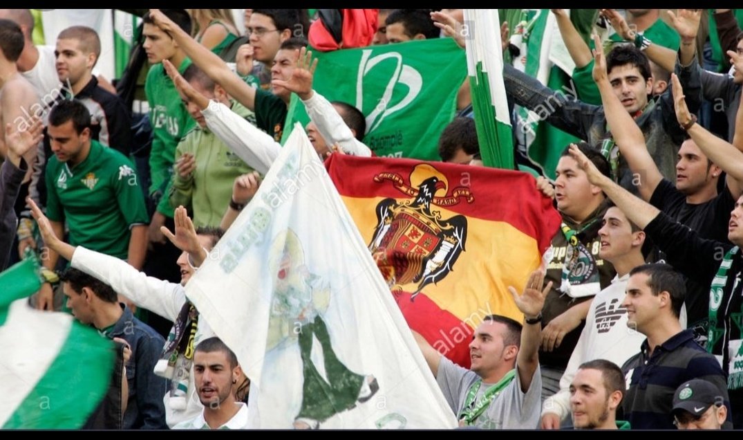 Cuando me dicen:
El Betis "es el equipo de izquierda y del pueblo" ( foto 3 y 4) 
El Sevilla "es el equipo de los señoritos" ( foto 1 y 3)
Fachas hay en los dos ( véase Del Nido) , aficionados fachas también ( JM Soto), pero la mentira del equipo del pueblo NO POR DIO
🤍❤️🇵🇸💪