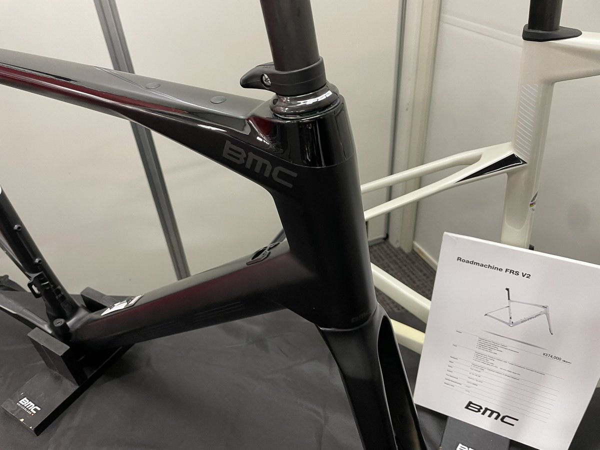 kanzakisenri's tweet photo. BMC Roadmachine FRSさん。こちらはブラックカラー。
ステルスカラーなので万人受けする色かなーと。

#bmc #roadmachine https://t.co/b6N4MVEdd2