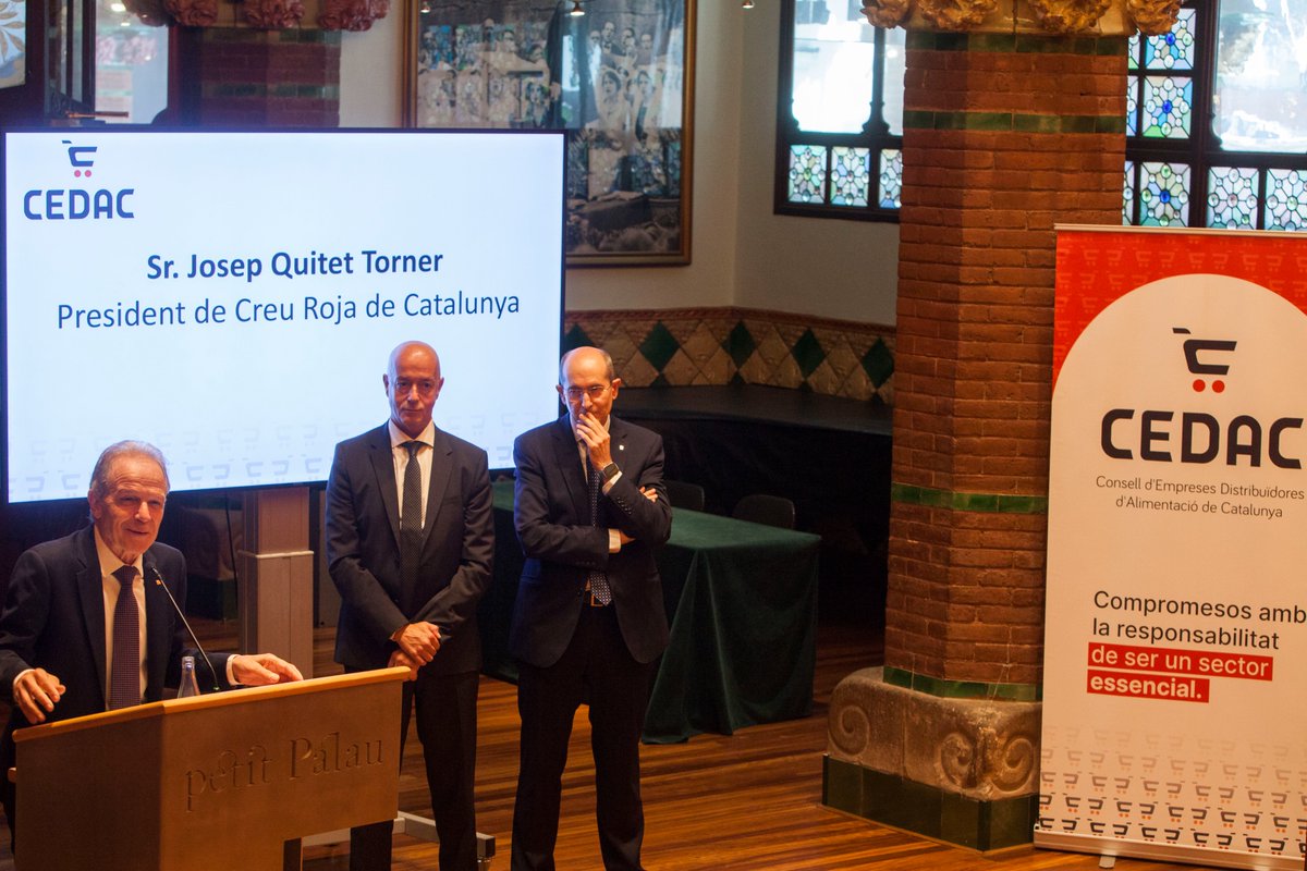 Josep Quitet, president de  <a href="/CreuRojaCAT/">Creu Roja Catalunya</a> recull la Creu Sant Miquel que atorga <a href="/CEDAC_/">Cedac</a>  a mans del Dir. Gen. comerç  @Jordi_Torrades i Josep Maria Rodriguez, president de CEDAC. Agraïm la feina portada a terme per tot l'equip de Creu Roja, tant a nivell local com internacional.