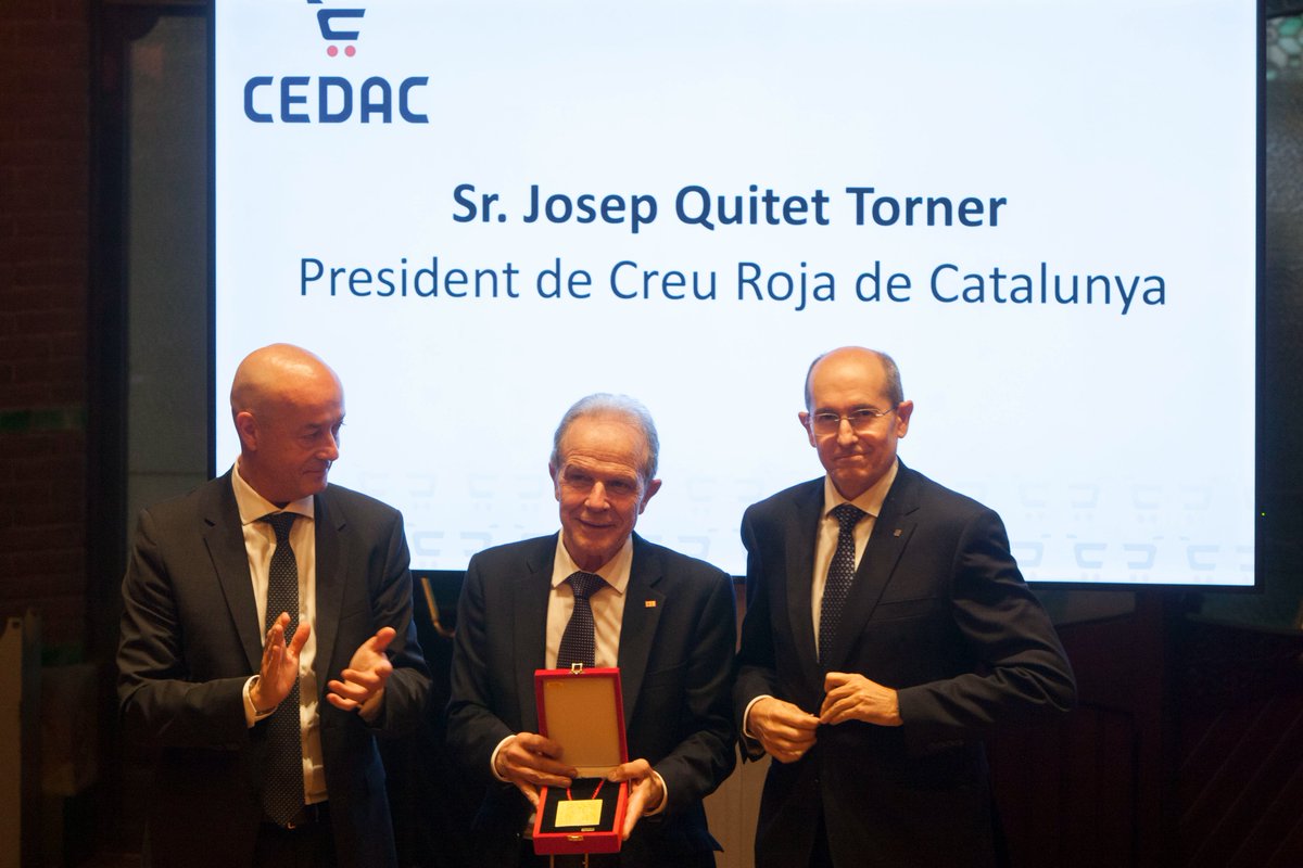 CEDAC_'s tweet photo. Josep Quitet, president de  @CreuRojaCAT recull la Creu Sant Miquel que atorga @CEDAC_  a mans del Dir. Gen. comerç  @Jordi_Torrades i Josep Maria Rodriguez, president de CEDAC. Agraïm la feina portada a terme per tot l'equip de Creu Roja, tant a nivell local com internacional. https://t.co/X2kao42CFQ