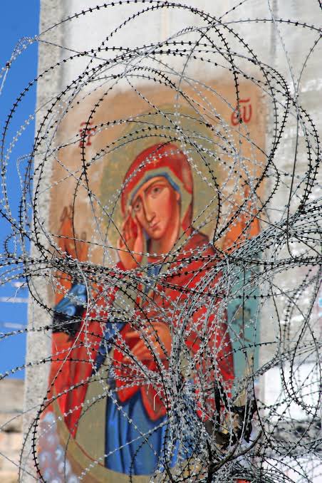 UniCatolicos_es's tweet photo. Los cristianos de Gaza padecen las consecuencias del bloqueo israelí, que impide el acceso a bienes básicos como agua, electricidad, medicinas y alimentos.

No pueden salir de la franja ni siquiera para visitar los lugares santos en Jerusalén o Belén, salvo contadas excepciones.

Tampoco pueden recibir ayuda humanitaria ni pastoral de las organizaciones cristianas. 

🚨Son blanco de los bombardeos israelíes, que no distinguen entre civiles y combatientes.