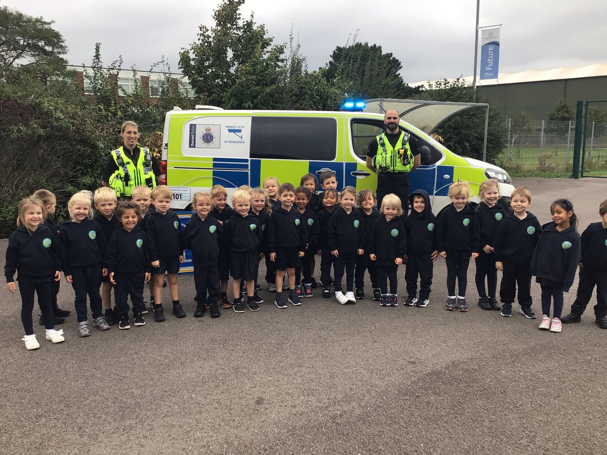 AvonwoodEYFS's tweet photo. To carry on our learning about people who help us, Foundation had a visit from the police today to tell us about how they keep us safe. We even got to sit in their van and try on some clothes! https://t.co/eTSjbnTN49