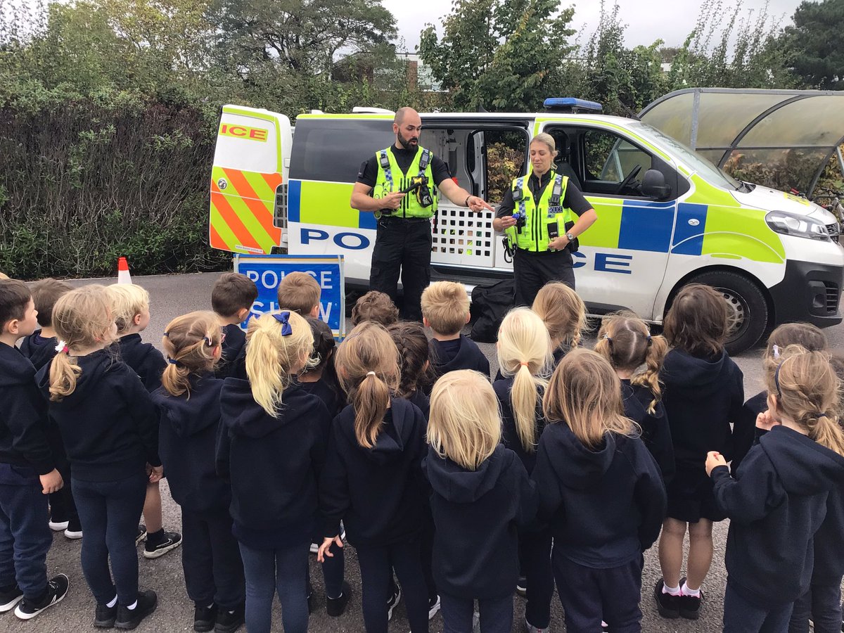 AvonwoodEYFS's tweet photo. To carry on our learning about people who help us, Foundation had a visit from the police today to tell us about how they keep us safe. We even got to sit in their van and try on some clothes! https://t.co/eTSjbnTN49