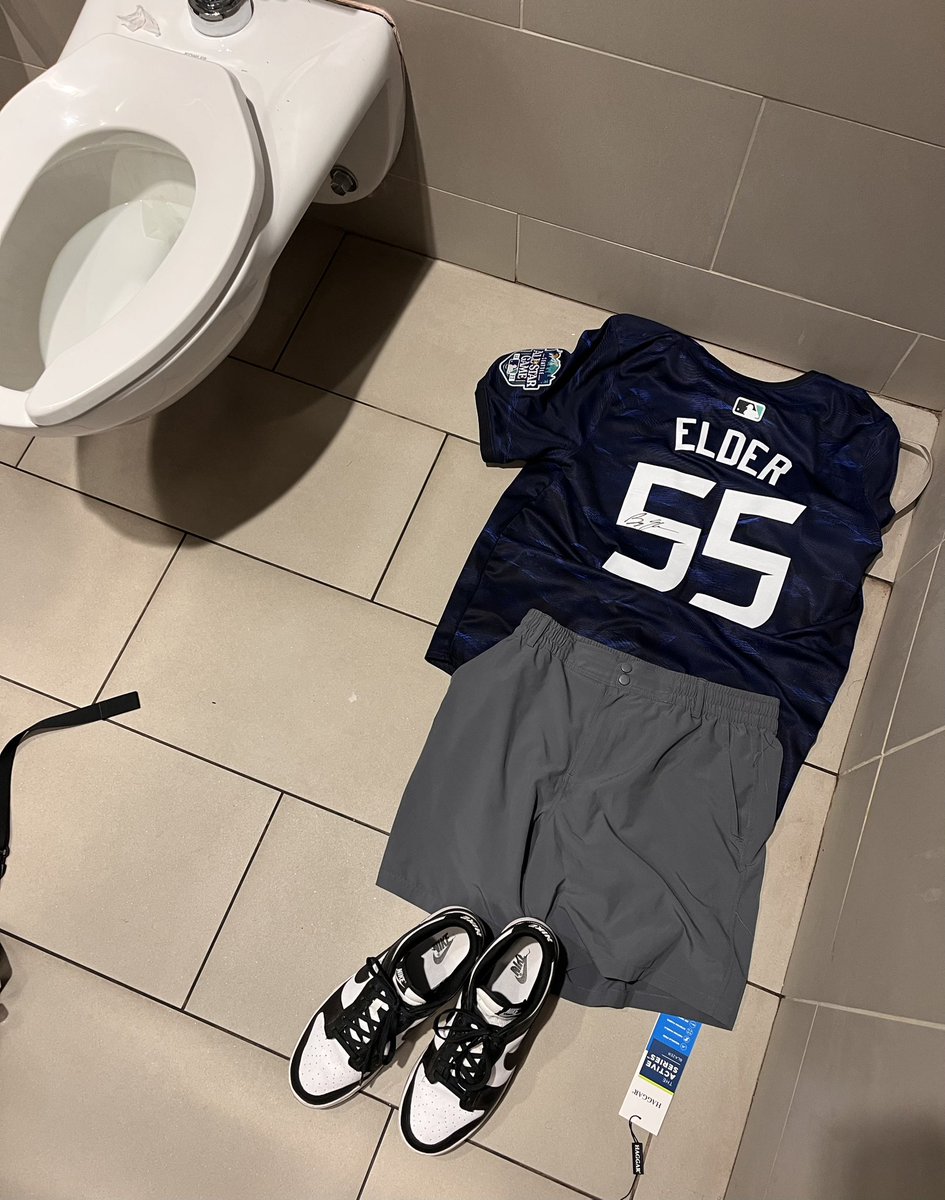 Eisenhowershyt's tweet photo. FIT CHECK‼️‼️‼️

#ForTheD https://t.co/yBwNagHDBq
