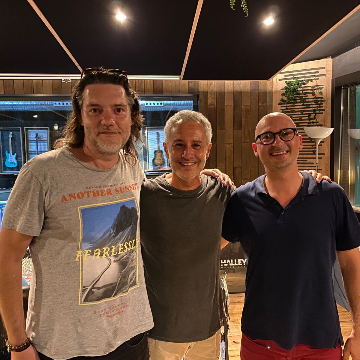 SDalmaoficial's tweet photo. Esas otras sonrisas, las de detrás de la cámara, las de los que me ayudaron a crear esta nueva canción #SonriePorqueEstasEnLaFoto 
Hoy quiero celebrar su talento y darles las gracias por tanto arte y generosidad.

@OficialConchita @PabloGoldfinger @luisramiromusic 
Fernando Boix https://t.co/RzZ6wxpdwE