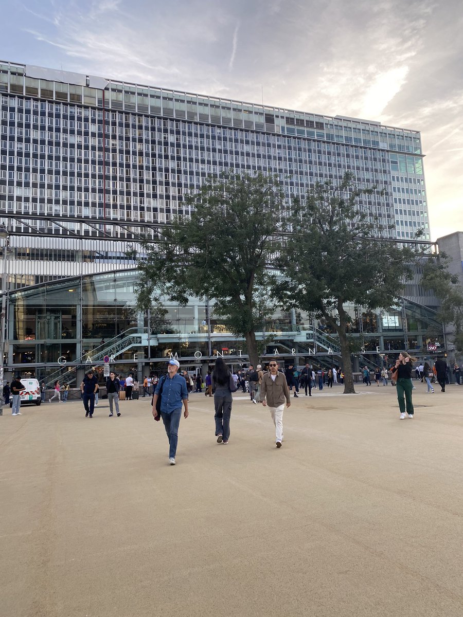 Et soudain un #arbre apparût sur le parvis de la gare #montparnasse ! ❤️