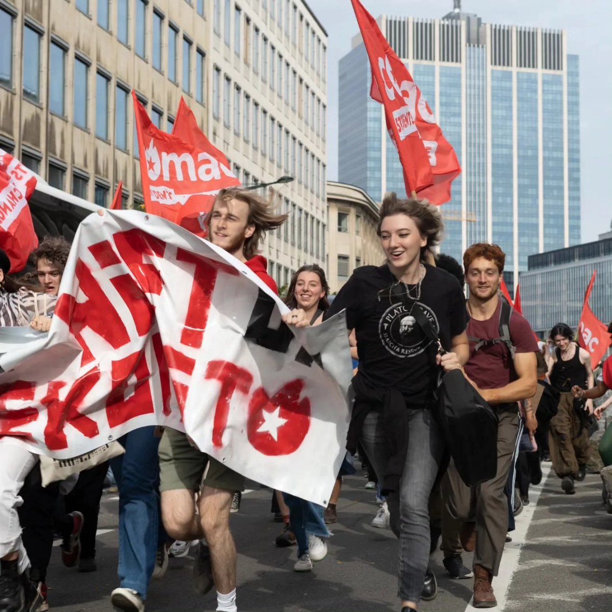 ComacLeuven's tweet photo. ✊Betoging tegen de besparingen op het hoger onderwijs

🔥Met Comac zullen wij de strijd voor een democratisch hoger onderwijs blijven voeren: voor een herfinanciering, voor goedkopere koten en voor een verlaging van het inschrijvingsgeld.

Bespaar niet op onze toekomst! https://t.co/ACKFCX0CcE