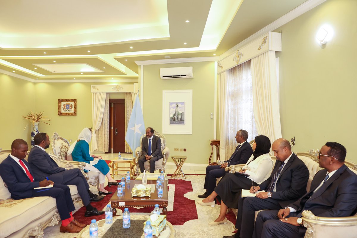 TheVillaSomalia's tweet photo. President @HassanSMohamud has today received Director @AmyEPope of the International Organization for Immigration (IOM). They discussed ways to enhance cooperation in the wake of climate-induced crisis, including forced displacement, migration, and increasing food insecurity. https://t.co/083wb9SYB2