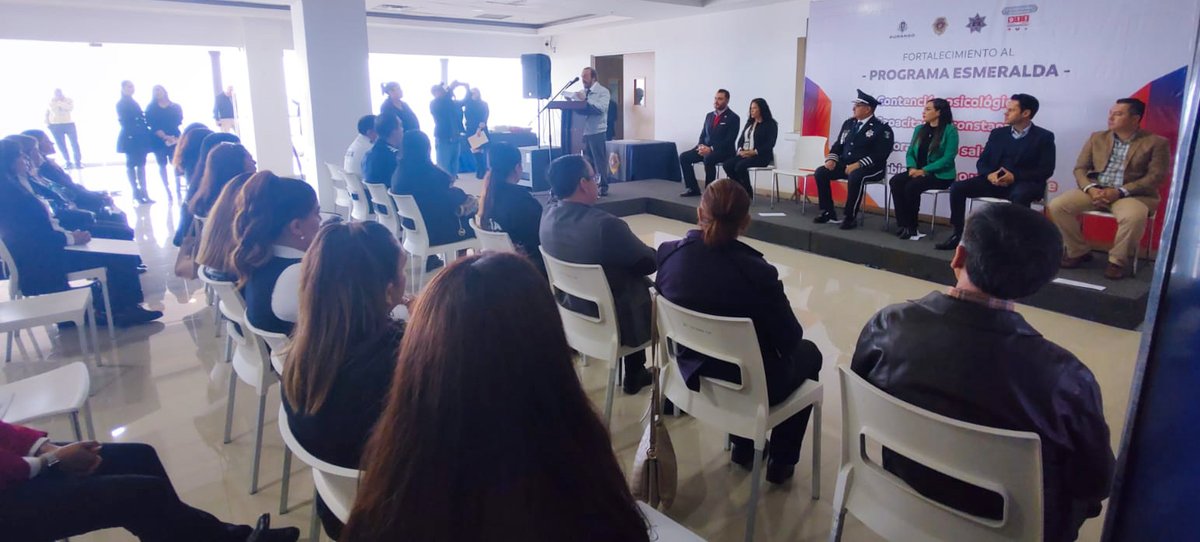 SGGDurango's tweet image. Como parte del fortalecimiento del #ProgramaEsmeralda, el Subsrio. @MiguelPreza8 se unió al Secretario de Seguridad @LicOscarGalvan para reconocer a las operadoras que desempeñan un papel crucial en esta iniciativa.

¡Nuestra gratitud a ellas por su valioso trabajo!👏📞