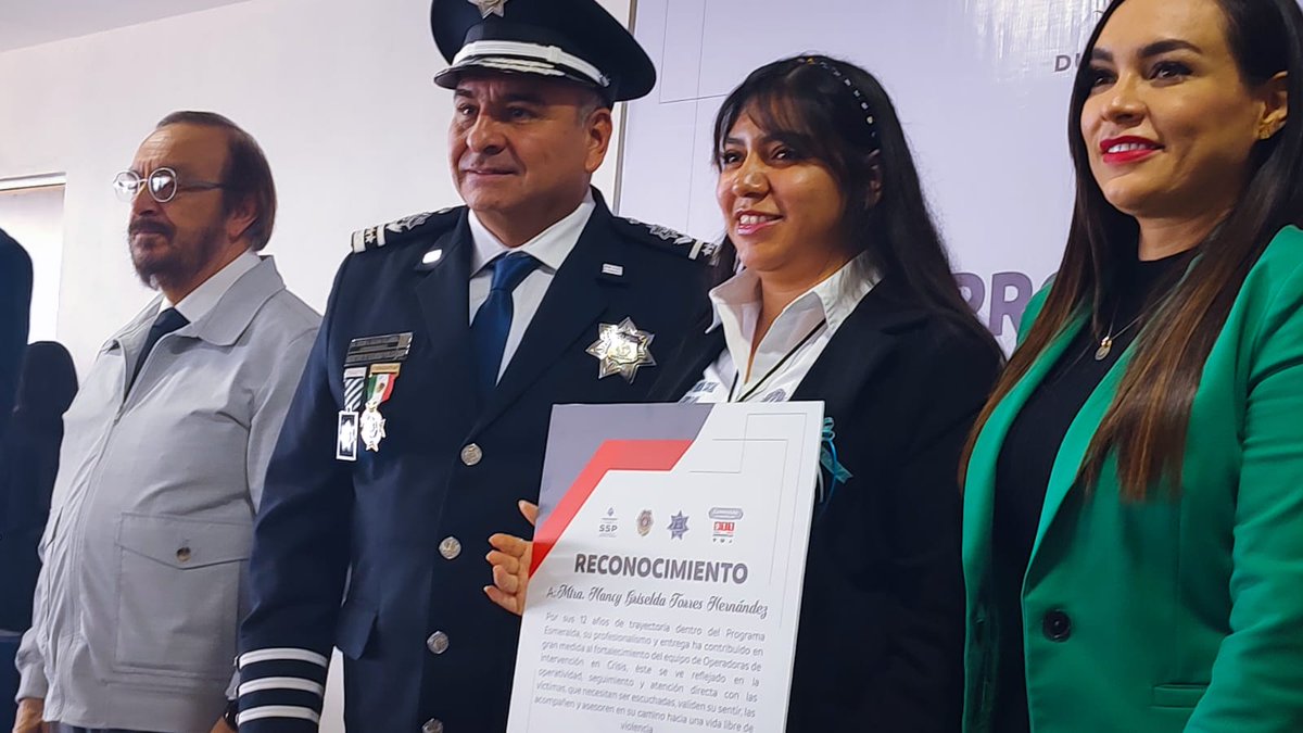 SGGDurango's tweet image. Como parte del fortalecimiento del #ProgramaEsmeralda, el Subsrio. @MiguelPreza8 se unió al Secretario de Seguridad @LicOscarGalvan para reconocer a las operadoras que desempeñan un papel crucial en esta iniciativa.

¡Nuestra gratitud a ellas por su valioso trabajo!👏📞