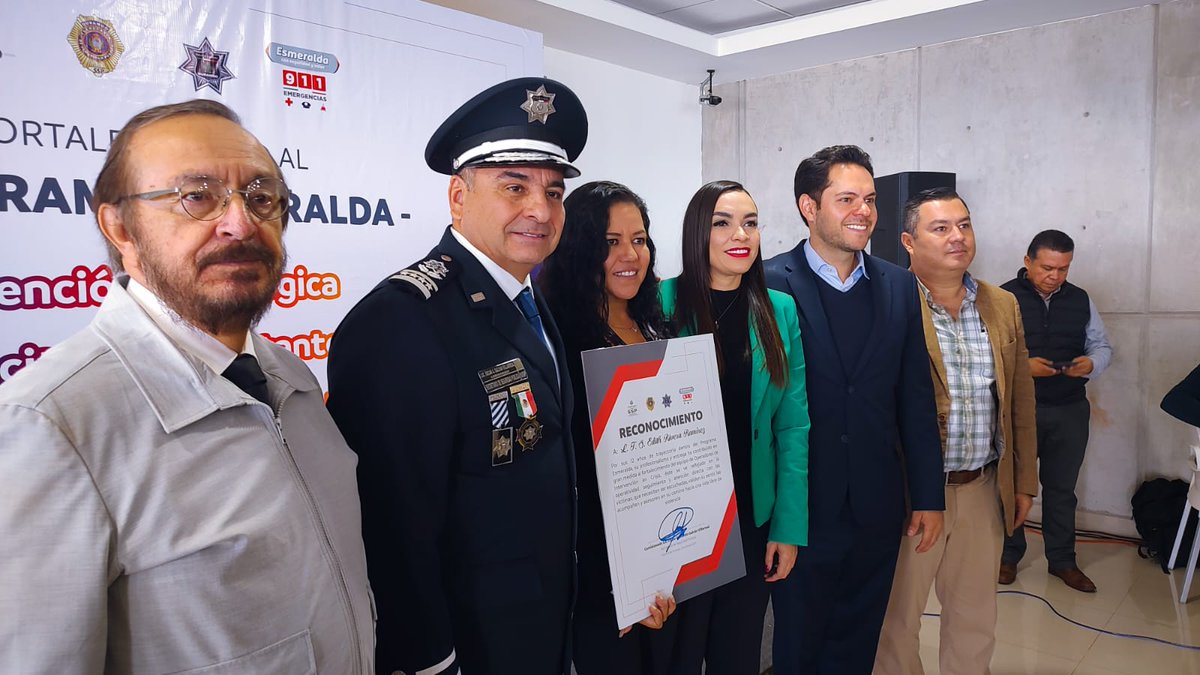 SGGDurango's tweet image. Como parte del fortalecimiento del #ProgramaEsmeralda, el Subsrio. @MiguelPreza8 se unió al Secretario de Seguridad @LicOscarGalvan para reconocer a las operadoras que desempeñan un papel crucial en esta iniciativa.

¡Nuestra gratitud a ellas por su valioso trabajo!👏📞