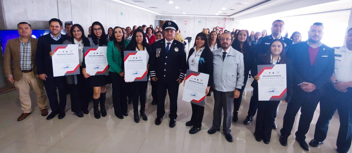 SGGDurango's tweet image. Como parte del fortalecimiento del #ProgramaEsmeralda, el Subsrio. @MiguelPreza8 se unió al Secretario de Seguridad @LicOscarGalvan para reconocer a las operadoras que desempeñan un papel crucial en esta iniciativa.

¡Nuestra gratitud a ellas por su valioso trabajo!👏📞