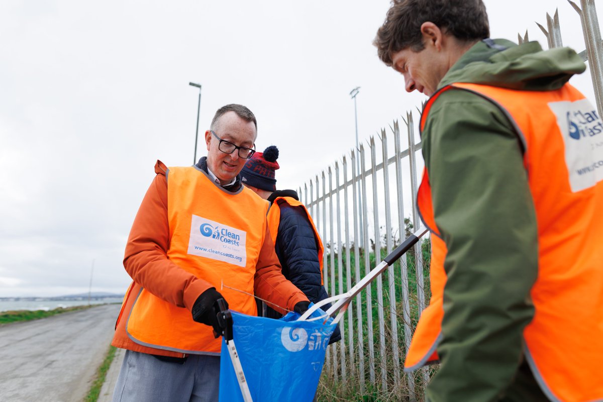 publicisdublin's tweet photo. Combining our twin passions of long walks on the beach and getting caught in the rain. Oh, and doing our bit for the environment. With thanks to @CleanCoasts https://t.co/wE0LGsmvcx