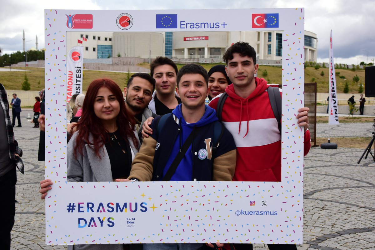 kastamonuunv's tweet photo. 🌍 Üniversitemizde ErasmusDays etkinlikleri, bilgilendirme, deneyim paylaşımı ve uçurtma şenliği eşliğinde coşkuyla gerçekleştirildi. 📚🪁🎉

Ayrıntılar ➡ https://t.co/qjCg7Eed6W

#ErasmusDays #KastamonuÜniversitesi https://t.co/r2OycQht5E