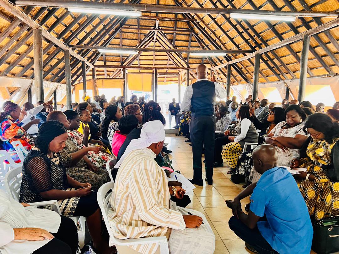 toneo1st's tweet photo. The CCC leader @nelsonchamisa is finally rolling up sleeves , withdraws all his MPS from parliamentary activities, gives speaker 14 days altimatum ONLY those from Tshabangu (if they exists) shall attend parliament going foward as he gets ready to act on the disputed elections for a lasting solution. 

He also says he has formally approached SADC and other states over the Zimbabwe crisis! 

Watch full video on @TechMagZW