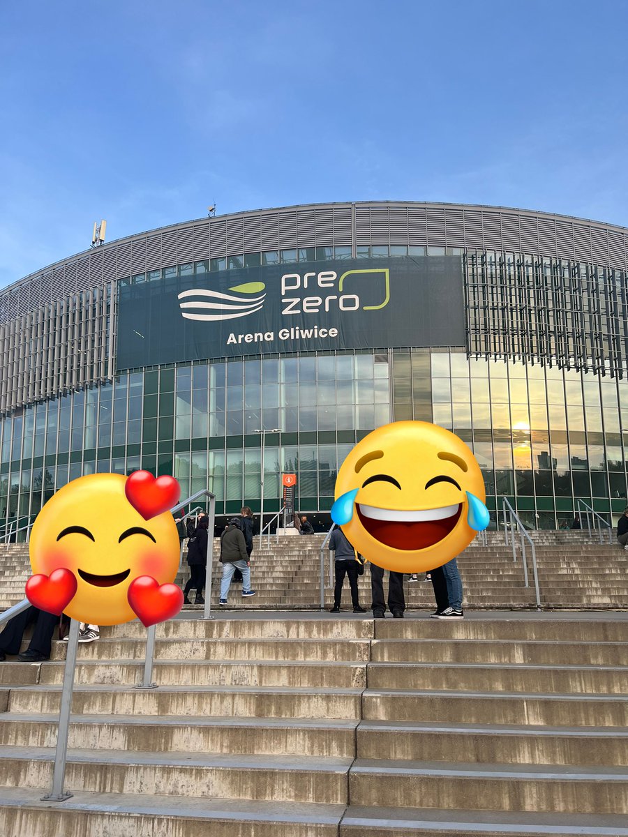 may5sos1's tweet photo. jesteśmy już 🤍🤍
#The5SOSShowGliwice 
#5sosgliwice 
#LonelyHeartInPoland 
#SanFranciscoInPoland 
#michaelinpoland https://t.co/v7NQH21w16