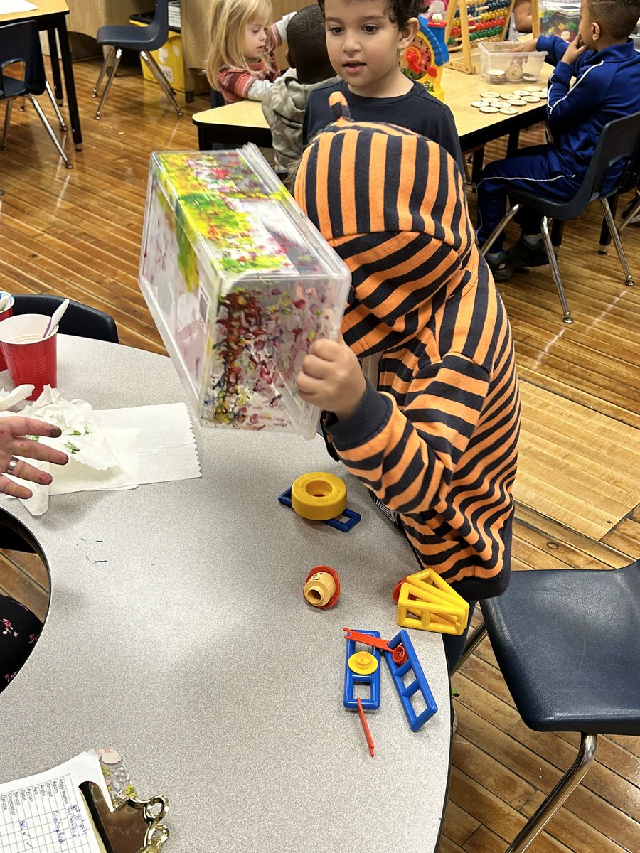 CabasClass's tweet image. We are learning about mixing colours after reading the story Mouse Paint @QVPSVikings @danielle_g_ece