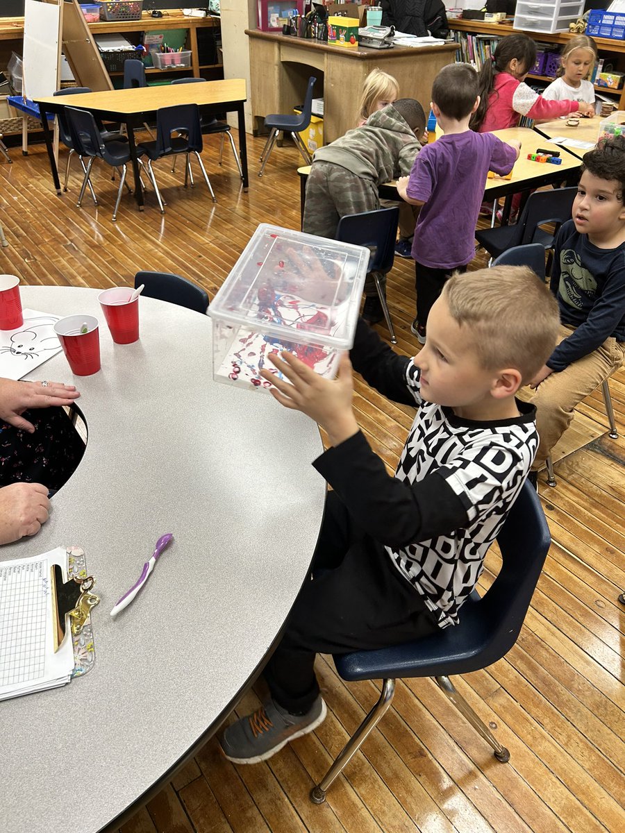 CabasClass's tweet image. We are learning about mixing colours after reading the story Mouse Paint @QVPSVikings @danielle_g_ece