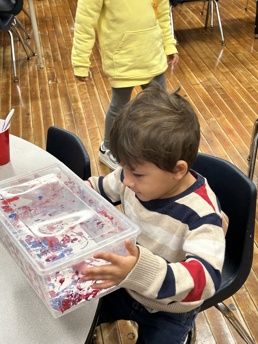 CabasClass's tweet image. We are learning about mixing colours after reading the story Mouse Paint @QVPSVikings @danielle_g_ece