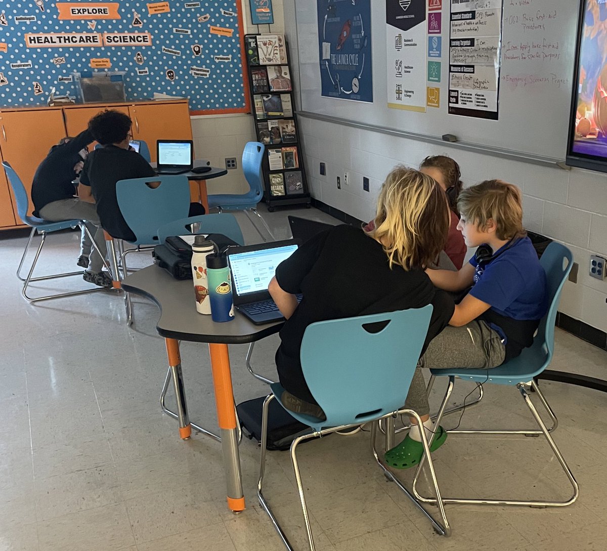 jwellman09's tweet photo. @explorekammerer Healthcare Science 6th graders collaborating on their Safety/First-Aid Emergency Scenarios project using a #Google Applied Digital Skills lesson! 
@KammererCubs 
@ExploreJCPS 
#WeAreJCPS https://t.co/6VEeqQ8pcF