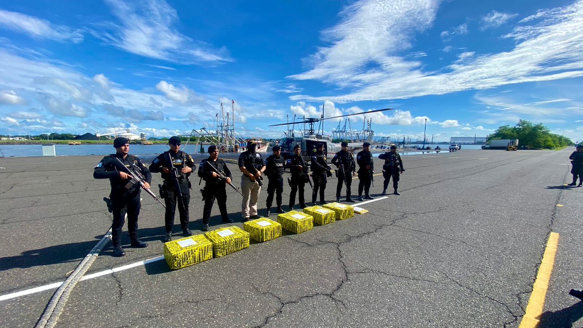 mingobguate's tweet photo. La Unidad Aérea del Ministerio de Gobernación traslada desde #Escuintla hacia las bodegas de la #SGAIA de la @PNCdeGuatemala, zona 6 capitalina, 248 paquetes con posible cocaína incautados mediante la inspección que se efectuó ayer a una embarcación procedente de #Ecuador. https://t.co/KK1sKiUxo3